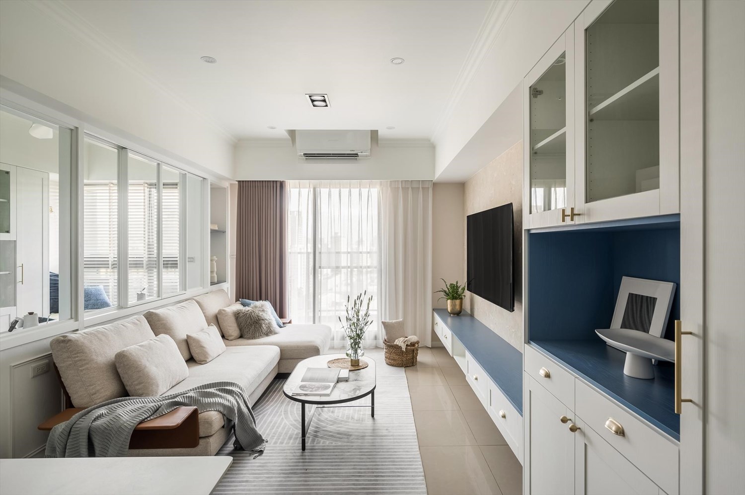 電視牆設計案例 5 – 大理石牆面與系統櫃搭配